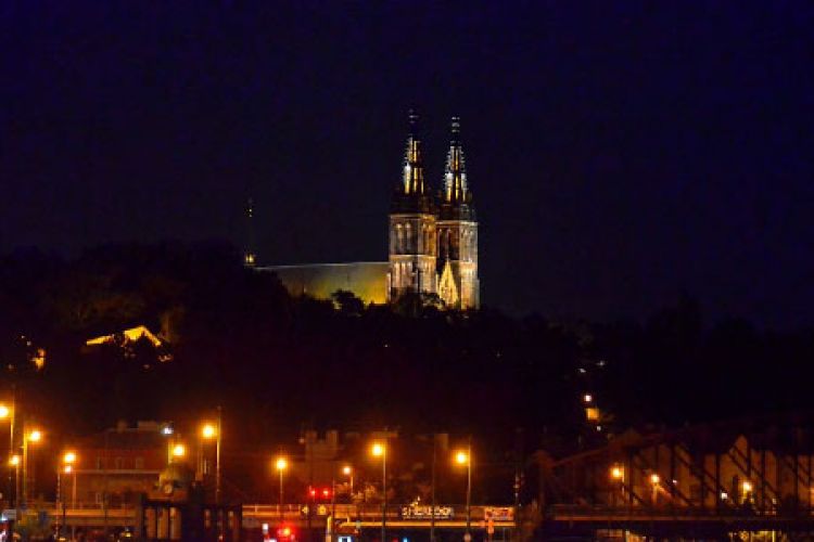 Večerní plavba - pohled na Vyšehrad